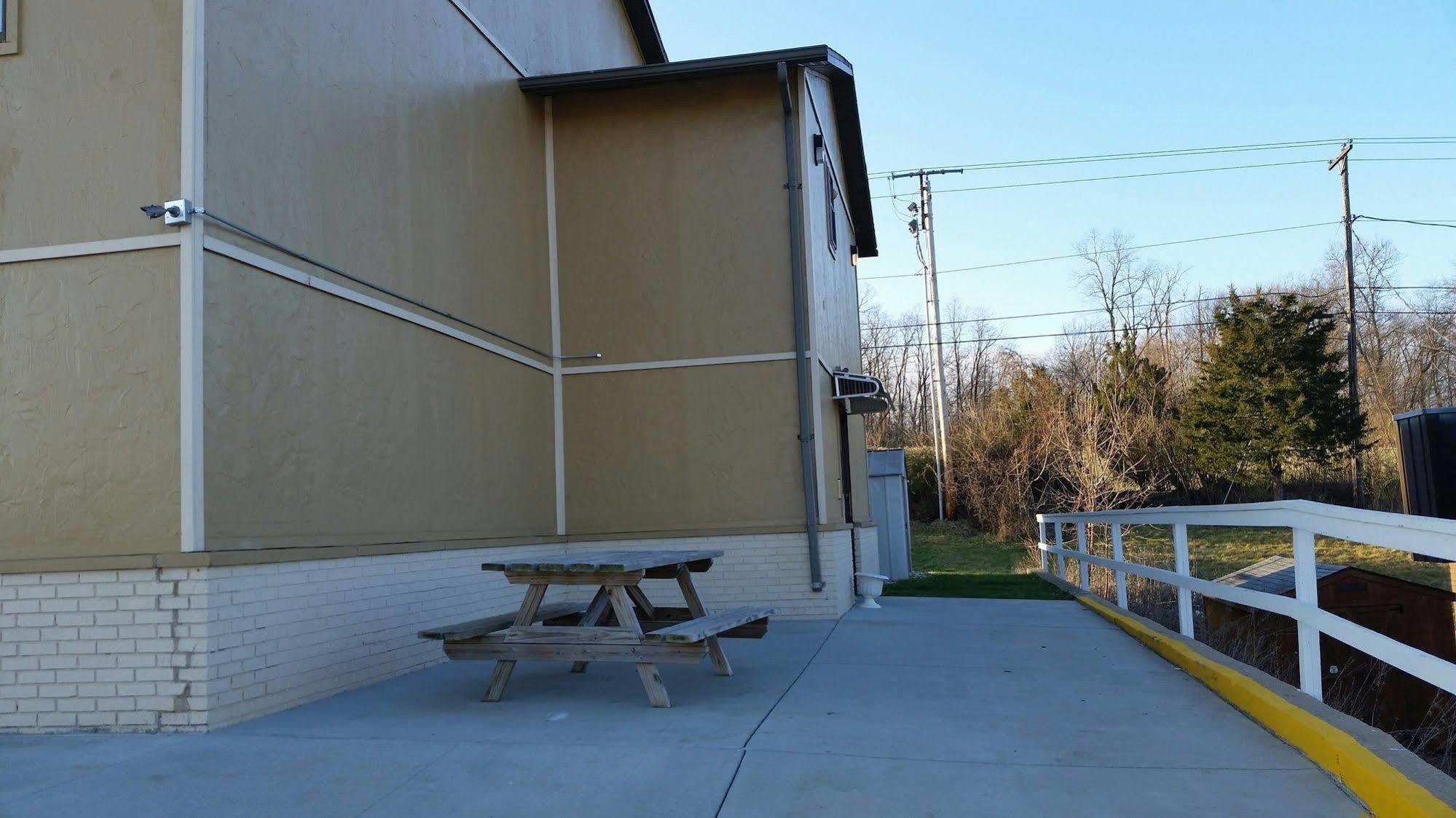 Motel Super 8 By Wyndham Macomb Exterior foto